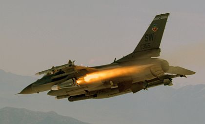 F-16戰(zhàn)斗機(jī)發(fā)射AGM-65空對地導(dǎo)彈(資料圖) F-16戰(zhàn)斗機(jī)發(fā)射AGM-65空對地導(dǎo)彈(資料圖)
