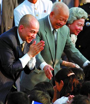 柬埔寨現(xiàn)任國(guó)王西哈莫尼為西哈努克和莫尼列太后之子 柬埔寨現(xiàn)任國(guó)王西哈莫尼為西哈努克和莫尼列太后之子