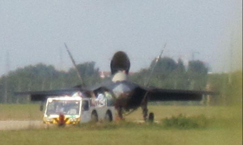 資料圖:中國(guó)殲-31隱形戰(zhàn)斗機(jī) 資料圖:中國(guó)殲-31隱形戰(zhàn)斗機(jī)