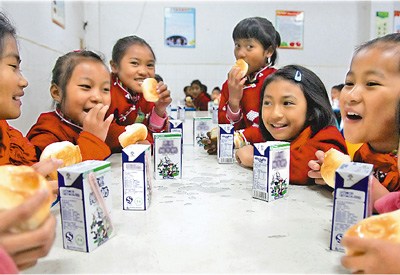 ��12��13�������Ϝ�Դ�h����С�W(xu��)�ĺ��ӂ����ڳԠI�B(y��ng)��ͣ���(d��ng)�յ������һ�K�����һ�м�ţ����