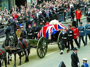 4��17������Ӣ���׶��������ʼ��T���ڱ���o�����Р����˵��`��ǰ��ʥ���_������� ���A��/·͸