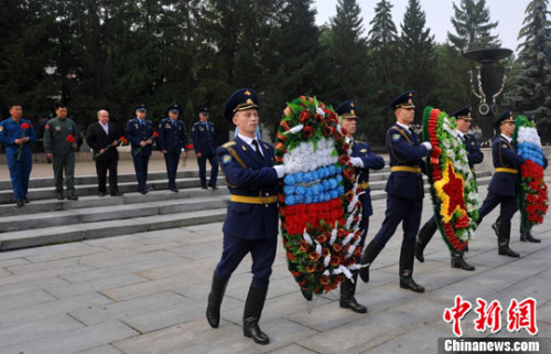 雙方空軍代表獻(xiàn)花 雙方空軍代表獻(xiàn)花
