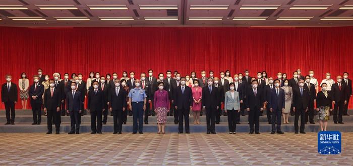 習(xí)近平會(huì)見香港特別行政區(qū)行政、立法、司法機(jī)關(guān)負(fù)責(zé)人