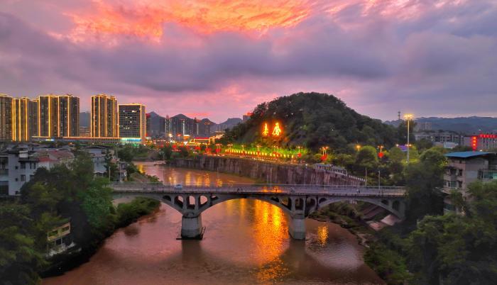 湖北來鳳出現“晚霞云?！本坝^