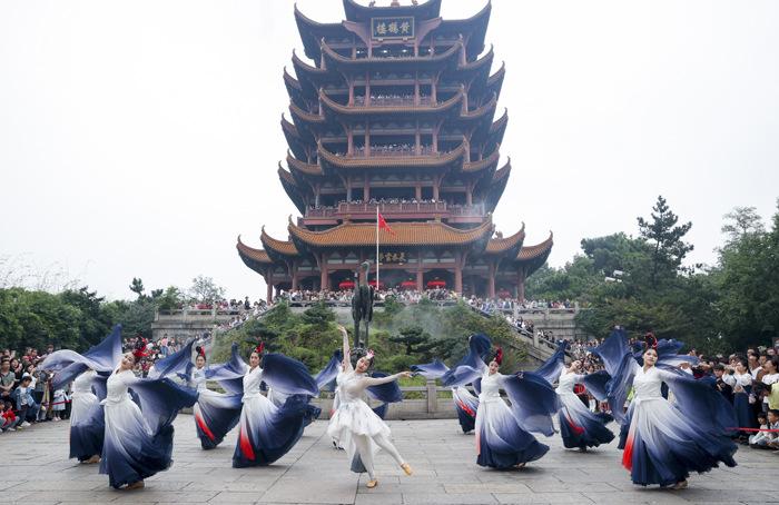 賞景、逛展、看表演 民眾樂享假期