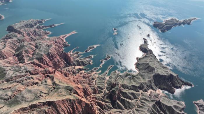 丹山、碧水交融 青海黃河岸畔波光瀲滟