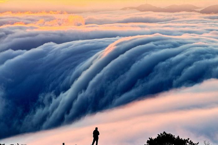 江西吉安：云?！傲魈省柄棻P(pán)山山脊間