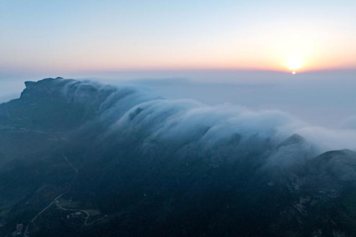 重慶南川出現(xiàn)云瀑景觀(guān)