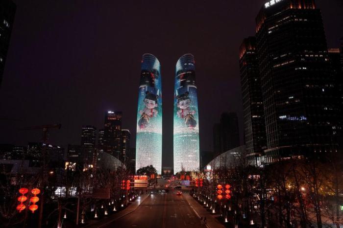 成都點(diǎn)亮地標(biāo) 慶?！赌倪钢[?！房偲狈客黄?00億元