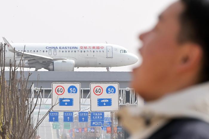 蘭州T3飛機(jī)過(guò)橋火出圈吸引游客打卡