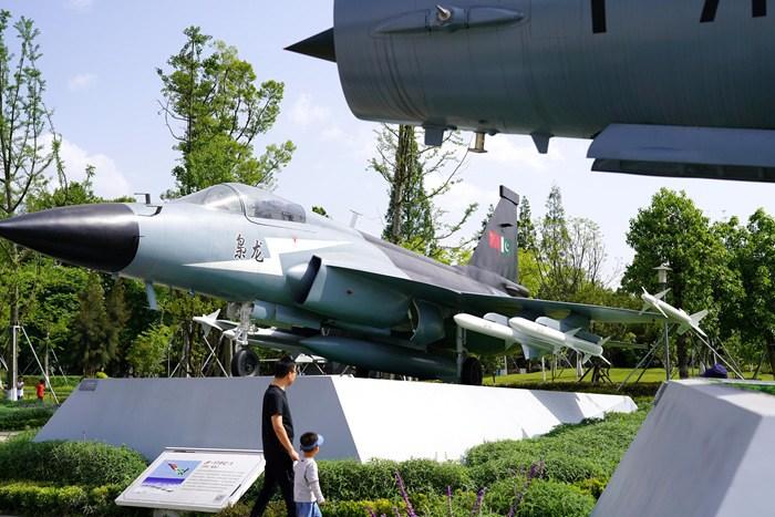四川成都：“中國戰(zhàn)機”引市民游客參觀打卡