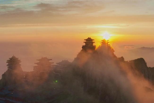 河南洛陽(yáng)老君山日出和云海交相輝映