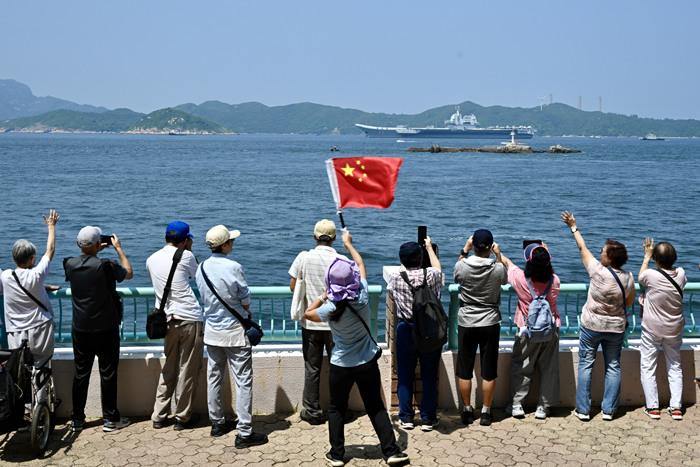 香港民眾送別山東艦航母編隊(duì)