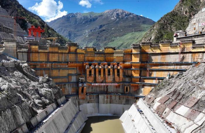 航拍建設(shè)中的葉巴灘水電站