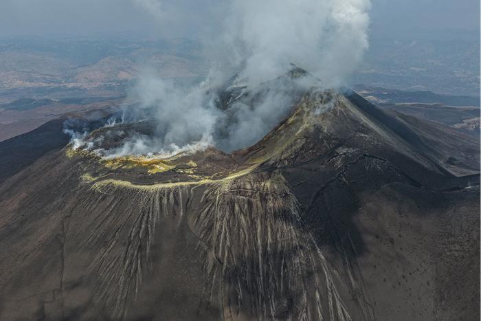 意大利埃特納火山噴發(fā) 濃煙和火山灰沖向天空