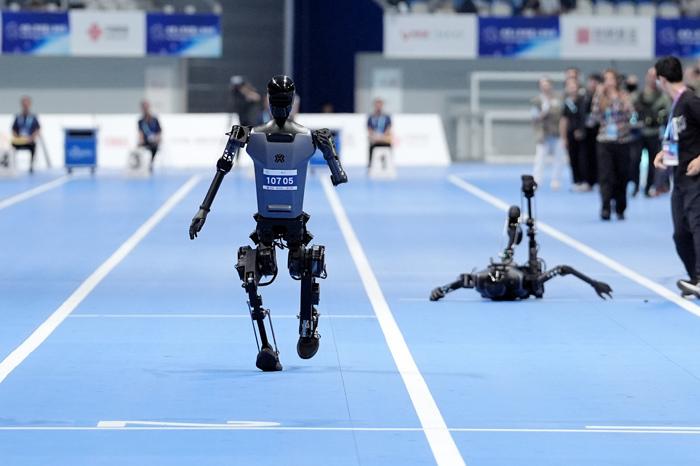 人形機(jī)器人運(yùn)動(dòng)會上演“百米飛人決戰(zhàn)”