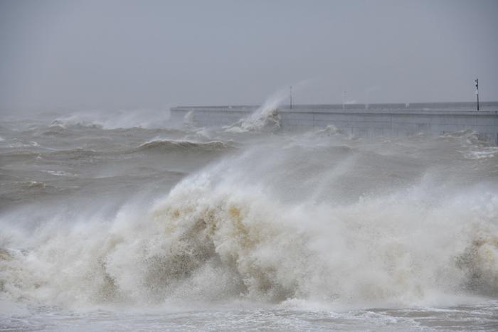 強(qiáng)臺(tái)風(fēng)逼近 ?？诟浇Ｓ蛳凭蘩?>
     <p>強(qiáng)臺(tái)風(fēng)逼近 ?？诟浇Ｓ蛳凭蘩?/p>
</a><a href=