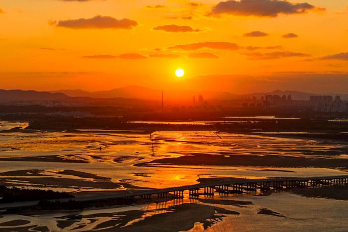 山東威海：晚霞映照生態(tài)海岸熠熠生輝