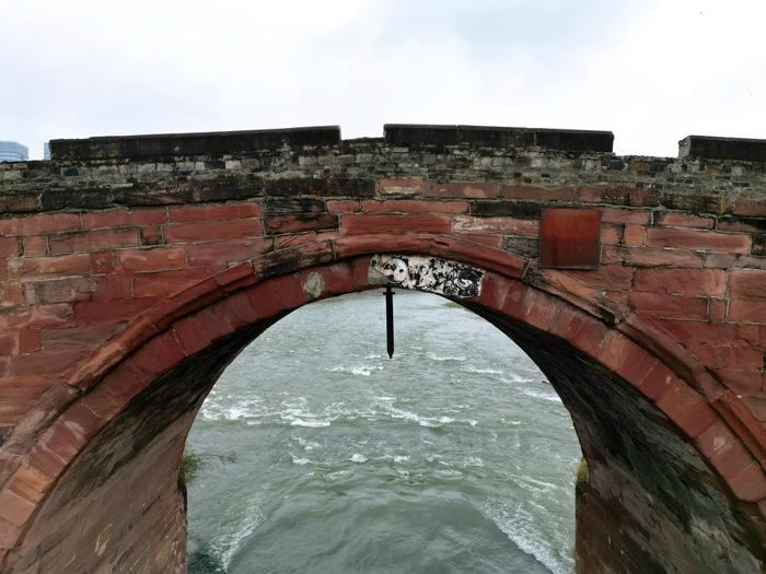 成都“古橋懸劍”經(jīng)歷200多年仍完好保留