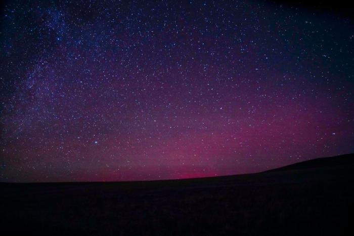 極光、銀河、流星共舞草原夜空	