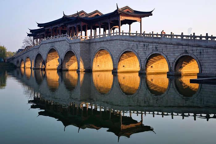 驚艷！蘇州金雞湖上演“金光穿洞”冬日景觀