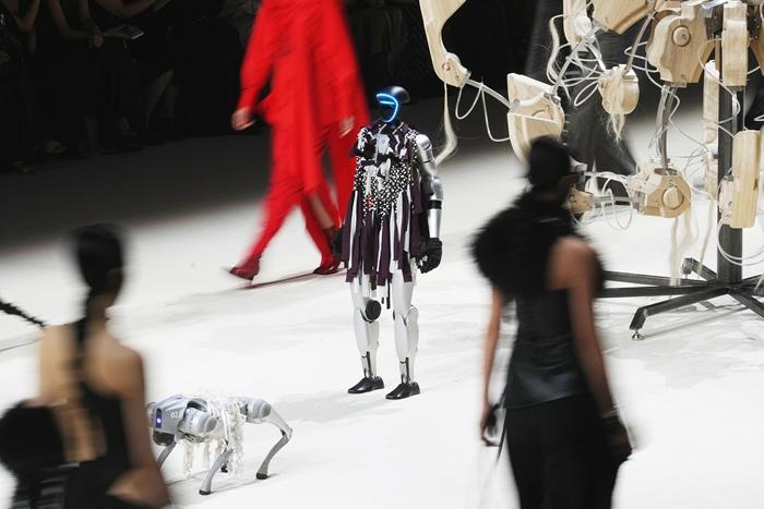 2025 | 人形機(jī)器人全面“出圈”：在秀、在跑、在思考