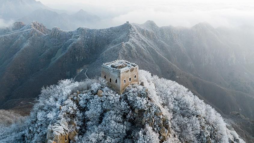 河北秦皇島：板廠峪長(zhǎng)城現(xiàn)霧凇美景