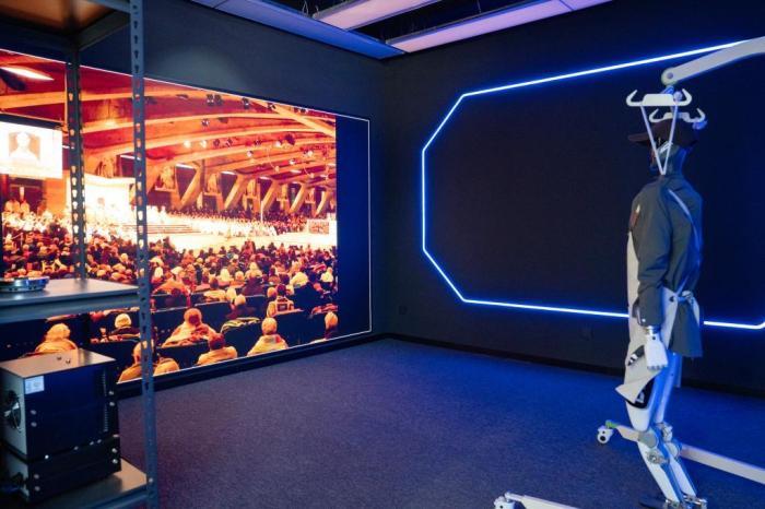 人形機器人忙“考證”