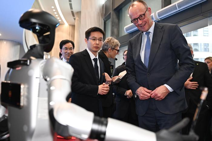 德國總理參訪中國機(jī)器人企業(yè)