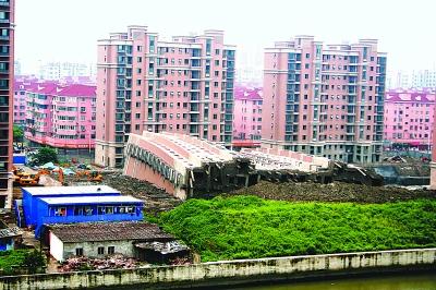 �����ĘǷ�λ�ں�߅���ײ��۔��ˮ������¶������