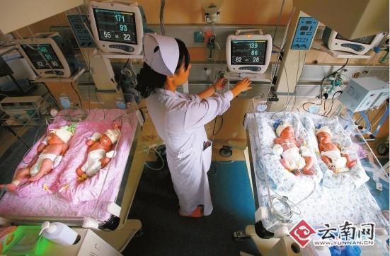 女子產(chǎn)下1男3女四胞胎(組圖)