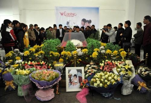 新娘結(jié)婚前8天遇害新郎抱遺照殯儀館辦婚禮
