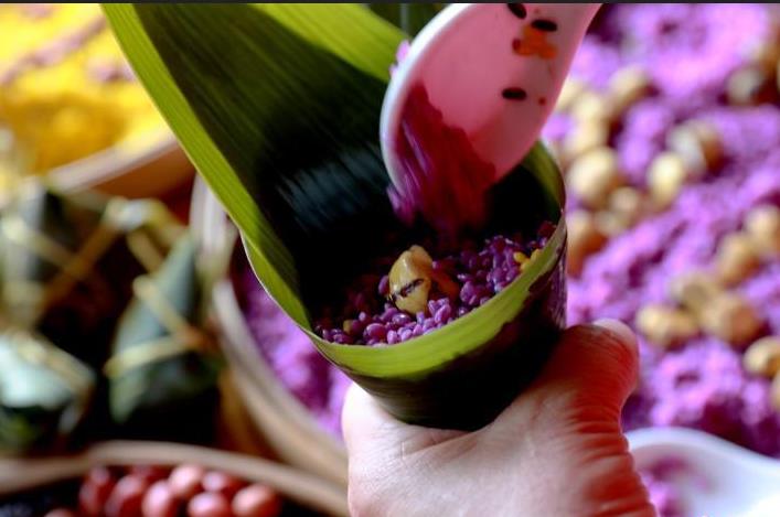 五色粽子你吃過嗎？廣西壯族民眾趕制特色粽子迎端午