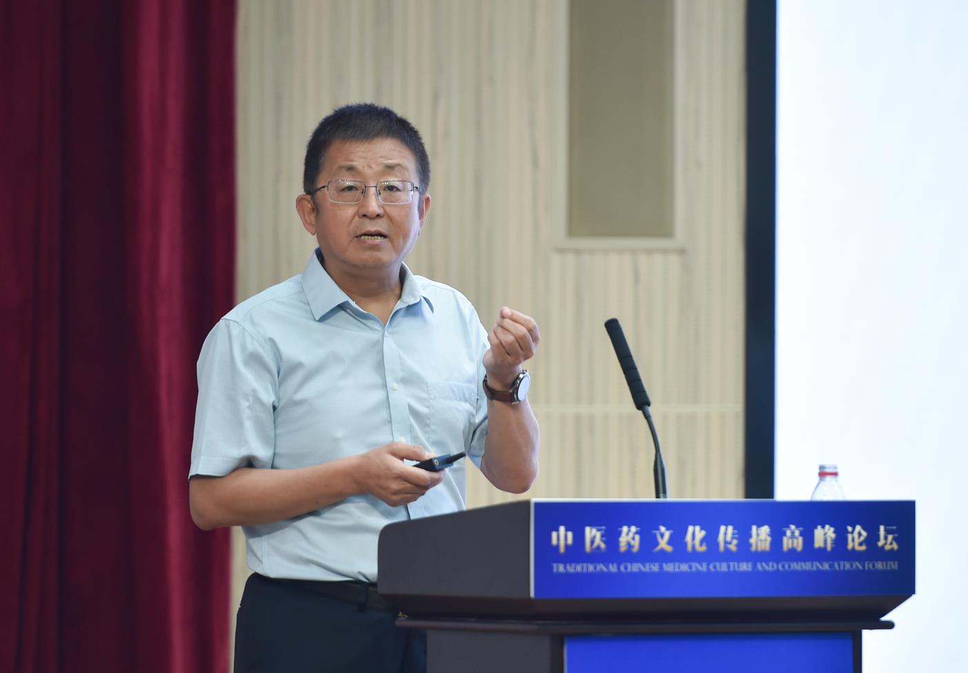 中國中醫(yī)科學院原院長、首席研究員、中國非物質(zhì)文化遺產(chǎn)保護協(xié)會副會長兼中醫(yī)藥委員會會長曹洪欣發(fā)表主旨演講。