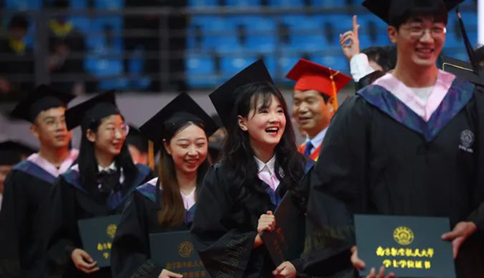 不想生不敢老？中國(guó)尋解“成長(zhǎng)中的煩惱”