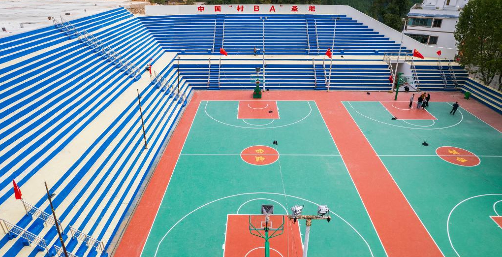 探訪“天下苗族第一縣”：“村BA”爆火背后是民族的交往交流交融<p>貴州省黔東南苗族侗族自治州臺江縣民族村寨臺盤村，對于籃球的熱愛是刻在骨子里的。見到村里高齡籃球愛好者陸大江時，他正打算前往“村BA”網(wǎng)紅籃球場了解改擴建后的最新進展，“我家里還有球衣和籃球，新球場弄好后要約上老伙計們?nèi)ヒ徽癸L(fēng)采。”<p>