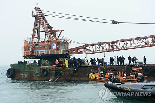 韓沉船船體嚴(yán)重受損救援隊成立專門小組應(yīng)對