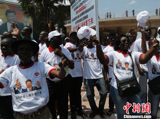 習(xí)近平抵達(dá)布拉柴維爾數(shù)萬民眾夾道歡迎(圖)