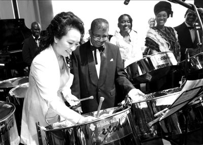 彭麗媛看望特多智障兒童贈(zèng)送熊貓玩具(組圖)