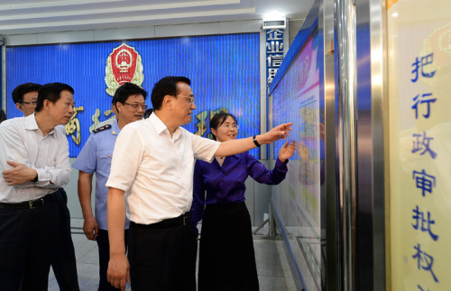 李克強:堅持發(fā)展第一要務促進經(jīng)濟社會健康發(fā)展