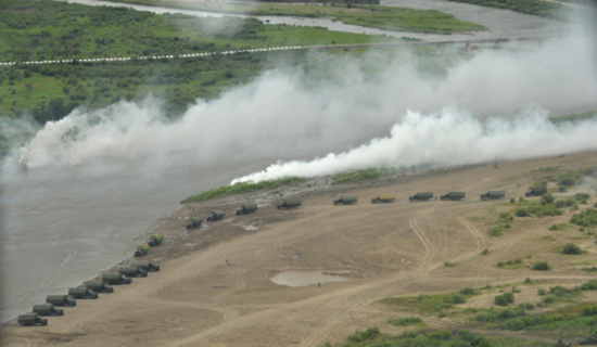 俄特種醫(yī)療隊(duì)為中俄聯(lián)合軍演參加者提供救助(圖)