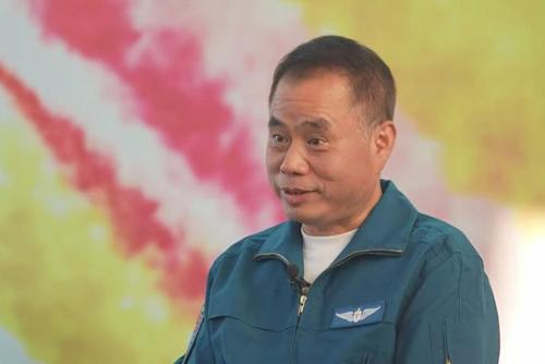 殲-15首飛前夜，他們?yōu)楹我?qǐng)?jiān)囷w員吃飯？