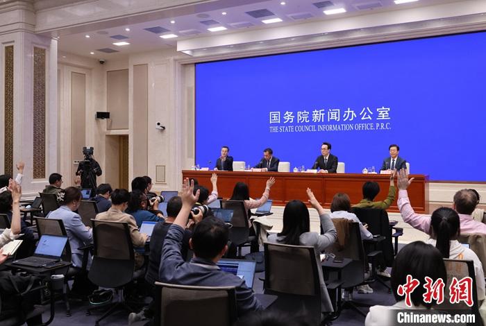 4月17日，中國(guó)國(guó)務(wù)院新聞辦公室在北京舉行新聞發(fā)布會(huì)，國(guó)家發(fā)展改革委副主任劉蘇社，副秘書長(zhǎng)、國(guó)民經(jīng)濟(jì)綜合司司長(zhǎng)袁達(dá)，政策研究室主任金賢東解讀宏觀經(jīng)濟(jì)形勢(shì)和政策，并答記者問。 <a target='_blank' href='/'>中新社</a>記者 楊可佳 攝