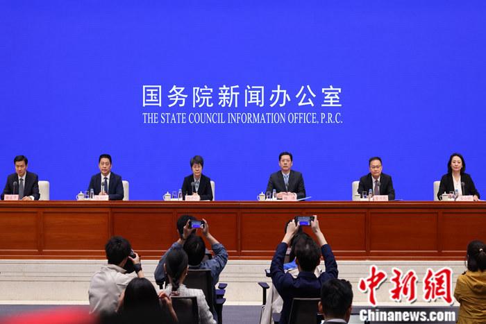 4月19日，中國國務院新聞辦公室在北京舉行新聞發(fā)布會，商務部副部長郭婷婷、商務部綜合司司長楊濤、市場運行和消費促進司司長徐興鋒、對外貿(mào)易司司長李興乾、外國投資管理司負責人吉小楓介紹2024年一季度商務運行及工作情況，并答記者問。 <a target='_blank' href='/'>中新社</a>記者 楊可佳 攝 