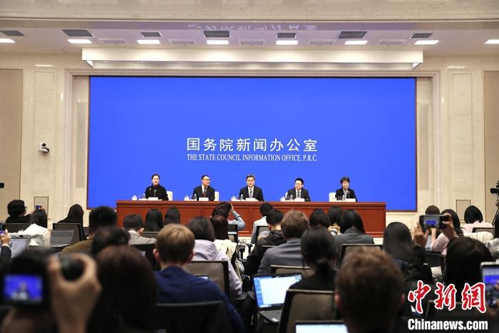 10月12日，中國國務(wù)院新聞辦公室在北京舉行新聞發(fā)布會，財政部部長藍佛安、財政部副部長廖岷、財政部副部長王東偉、財政部副部長郭婷婷介紹“加大財政政策逆周期調(diào)節(jié)力度、推動經(jīng)濟高質(zhì)量發(fā)展”有關(guān)情況，并答記者問。 <a target='_blank' href='/'>中新社</a>記者 王紫儒 攝
