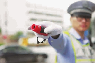 亞信峰會(huì)交警試用新裝備電子口哨聲更響指向準(zhǔn)