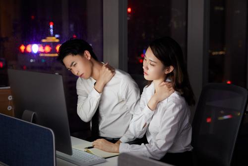 久坐傷身！中醫(yī)教你三組動作緩解肩頸疲勞