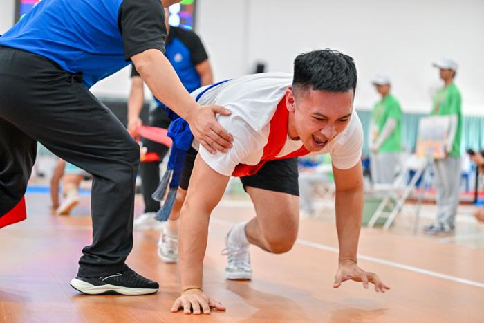 “大象拔河”！一場力與技的較量