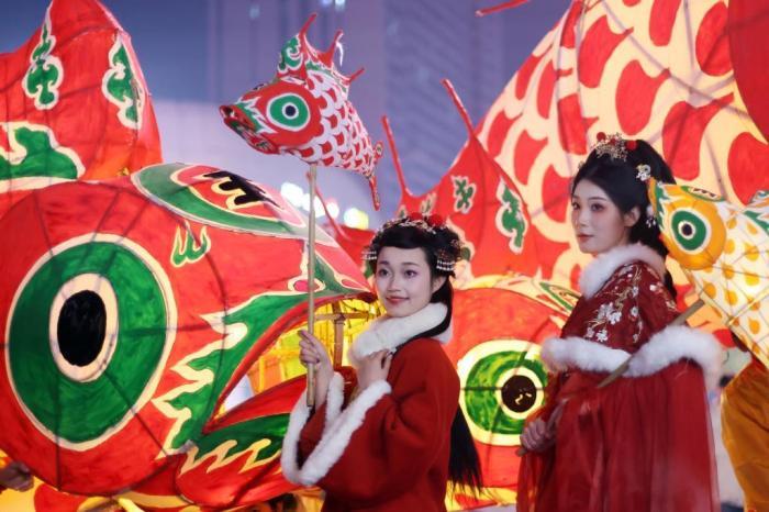 安徽汪滿田魚(yú)燈巡游南京