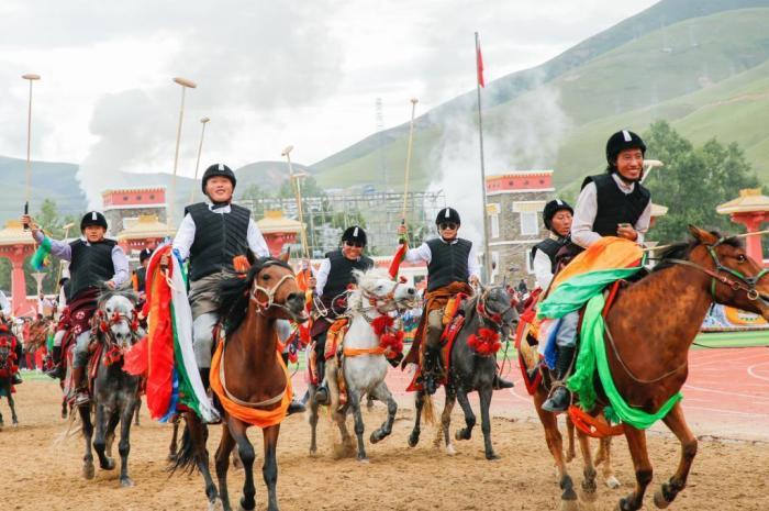 玉樹(shù)賽馬會(huì)啟幕 馬術(shù)表演驚艷亮相